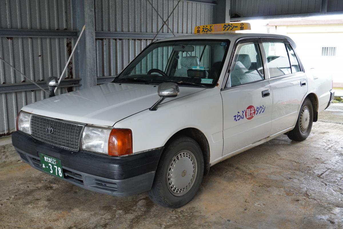 屋根には「えらぶ」の文字が書かれた黄色の表示灯があり、側面には「えらぶ観光タクシー」と書かれた、えらぶ観光タクシーの写真