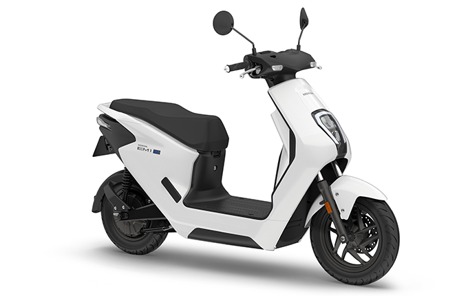 白色の車体の電動バイクEM1 e:の写真