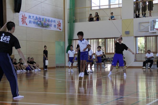 知名小学生　軽やかにダブルダッチ