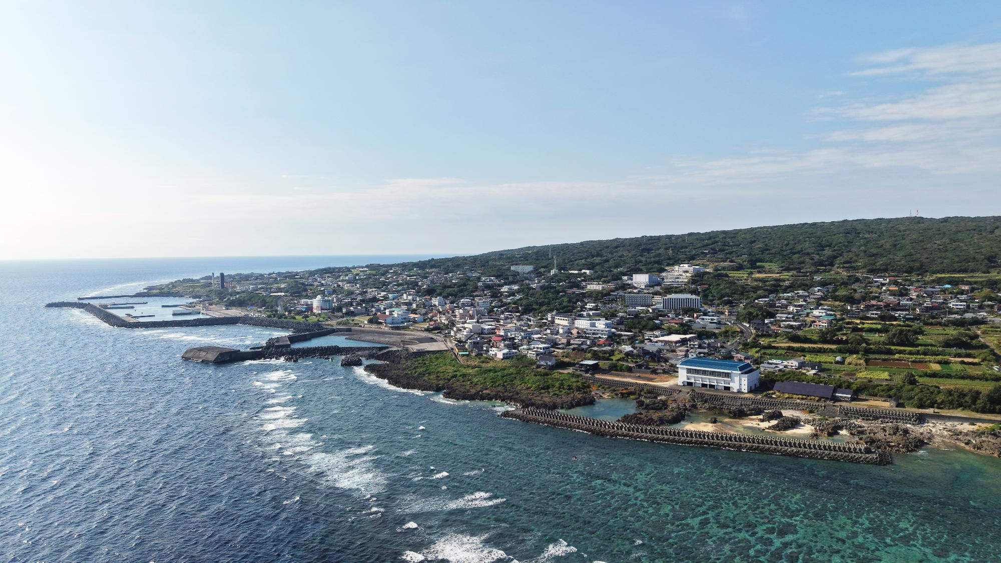 青空と波打つ海に囲まれた島の風景