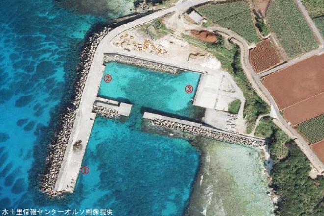 水土里情報センターが提供する、青い海と港湾施設、そして陸地の畑や道路の様子が上空から詳細に写されたオルソ画像で、港内には番号が振られた複雑な構造を持つ漁港の写真