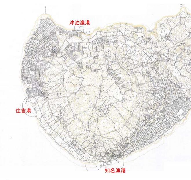 沖泊漁港、住吉港、知名漁港といった港の名称と、細かく区切られた区画や道路、等高線のような線が描き込まれた島の全体図を表す地図