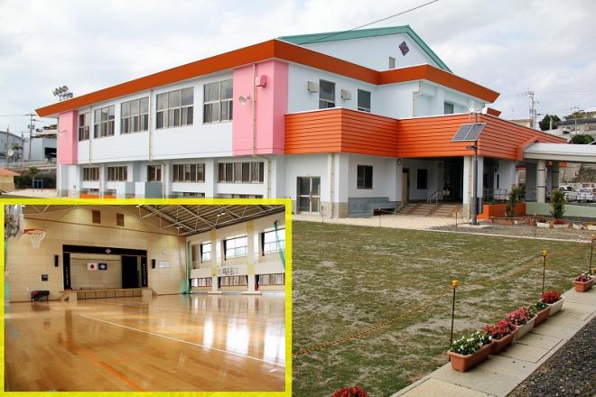 ピンクと白の壁でオレンジ色の屋根を持つ体育館の外観写真と、体育館の内部の床とバスケットボールのゴールが写っているインセット写真の合成写真