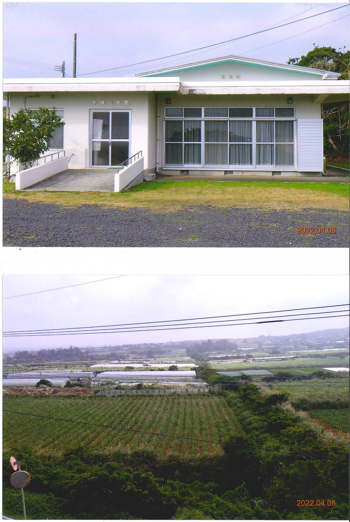 上の画像は白い外壁の平屋建ての建物が写っており、正面にはガラス扉と大きな窓が並び、入口にはスロープが設置されていて屋根の下には「公民館」と書かれた看板が確認できる写真。 下の画像は広大な農地が広がり、畝が整然と並ぶ畑と複数のビニールハウスが見え、奥には樹木が生い茂る境界線と遠くの海が霞んで見える風景写真。