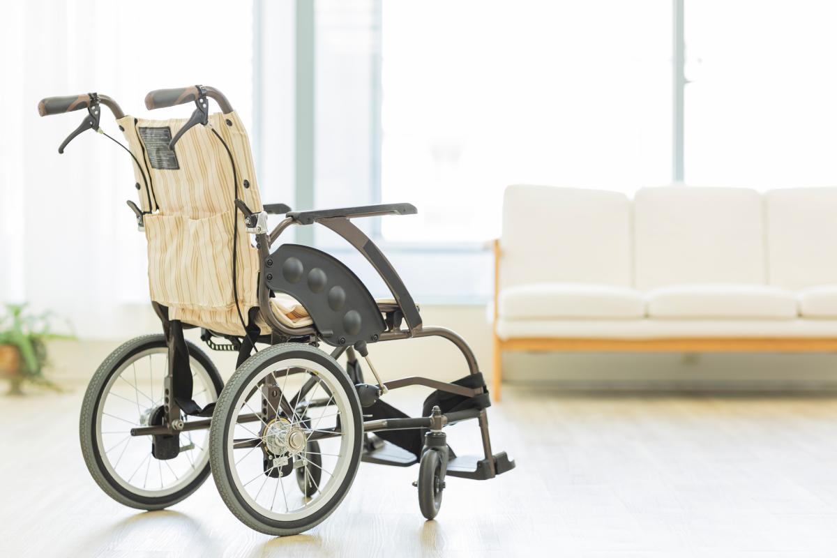 待合室のような場所に置かれている車いすの写真